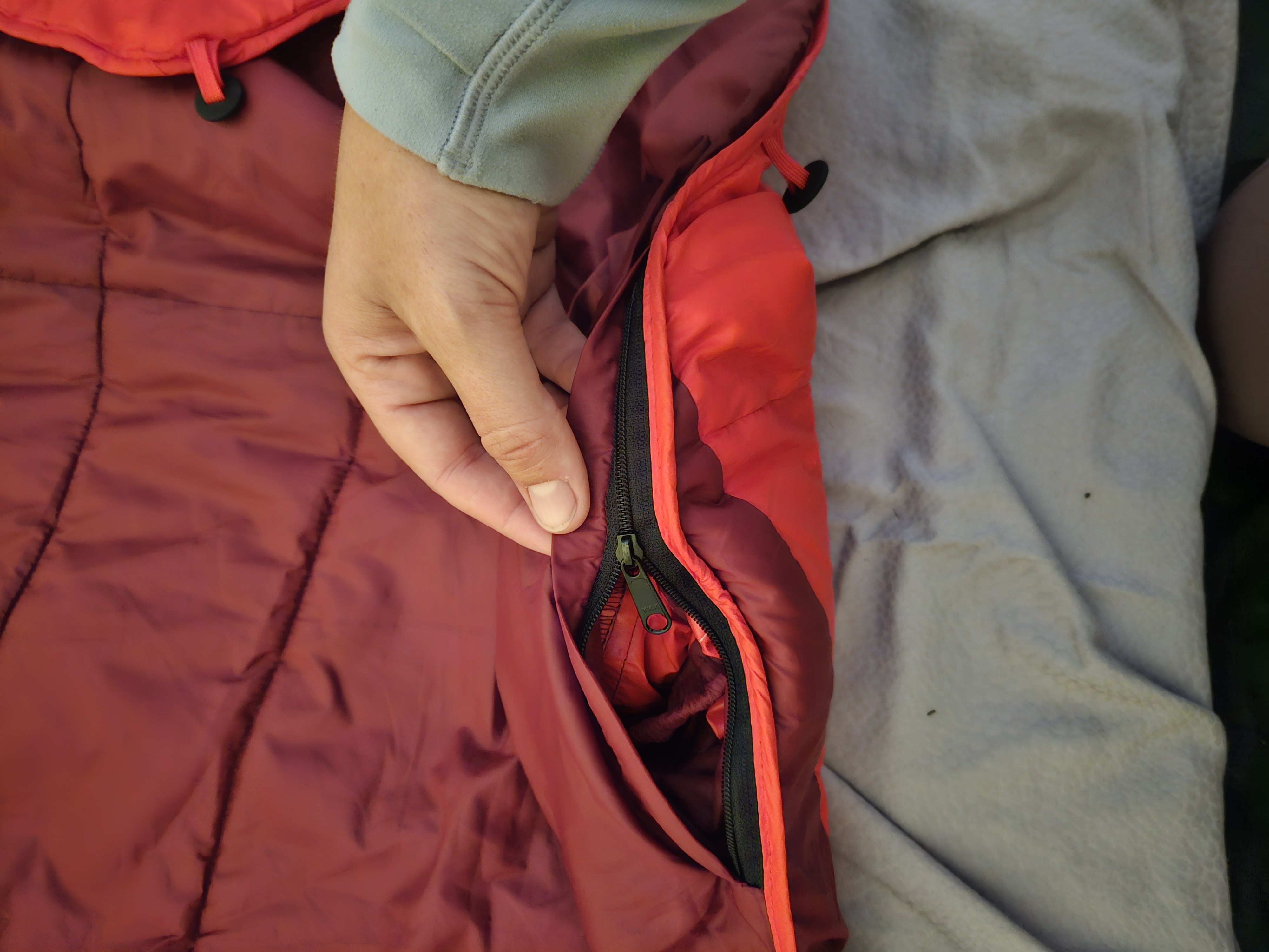 Zipper to hide the bag when the blanket is in use