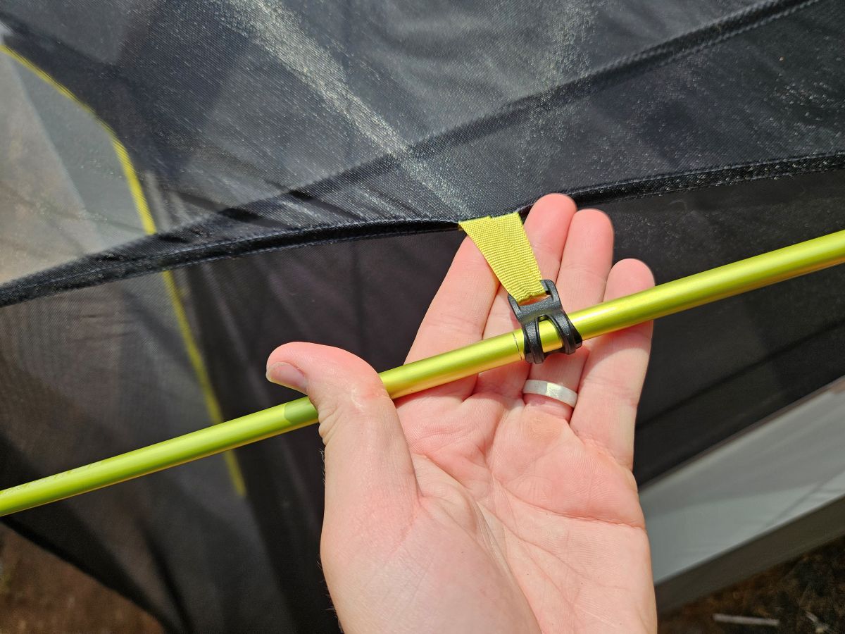 green tie snaps to green pole